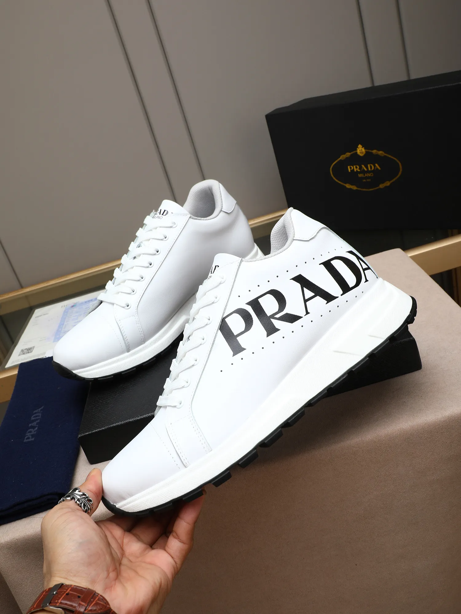 Men's shoes 💰460 PRADA's new model is on the market, the picture above is a must-sell! Fashionable casual men's shoes, trendy and versatile, relaxed and sporty style, imported cowhide leather uppers 3D printed and ultra-fine workmanship. Light and comfortable on the feet, available in 5 colors! 38-44(45 customized)